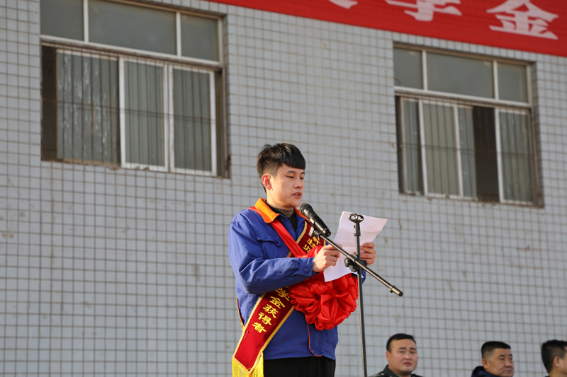 9、高機(jī)電1801班張雷代表獲獎學(xué)生發(fā)言.JPG 9、高機(jī)電1801班張雷代表獲獎學(xué)生發(fā)言.JPG