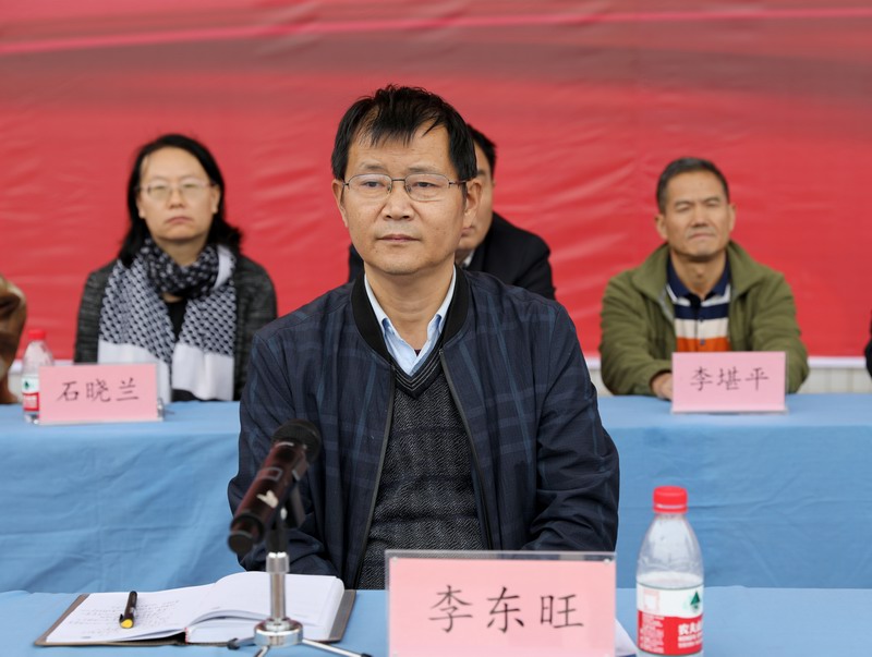 3、開學典禮由黨委副書記李東旺主持.JPG 3、開學典禮由黨委副書記李東旺主持.JPG