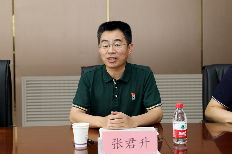 3、市政協(xié)常委、渭南技師學(xué)院黨委副書記、院長(zhǎng)張君升發(fā)言.JPG 3、市政協(xié)常委、渭南技師學(xué)院黨委副書記、院長(zhǎng)張君升發(fā)言.JPG