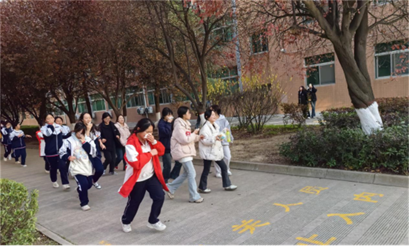 渭南工業(yè)學(xué)校綜合高中部消防逃生演練通訊�?1)558.png 渭南工業(yè)學(xué)校綜合高中部消防逃生演練通訊�?1)558.png